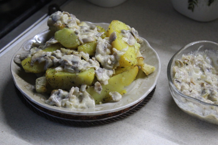 Запеченные овощи в духовке - картофель запеченный с сельдереем, маслом и травами на гарнир