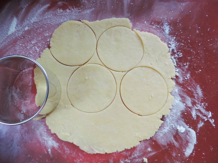 Песочное печенье с клубникой в духовке