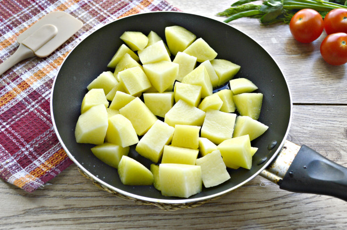 Картофель тушеный с фаршем и овощами на сковороде