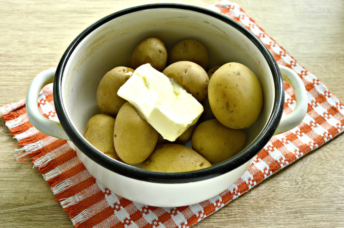 Молодая картошка в кожуре с укропом и чесноком