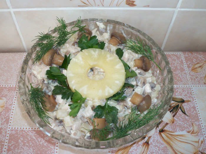 Королевский салат с курицей, ананасами, грибами и йогуртовой заправкой
