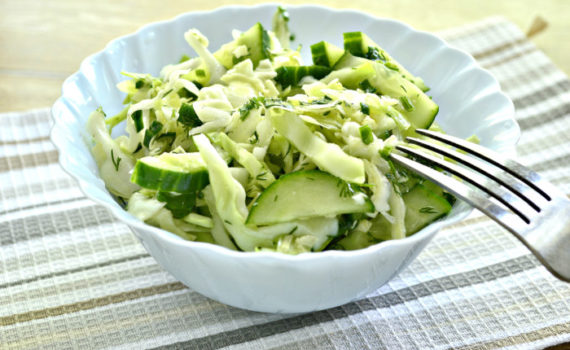 Салат из свежей капусты с огурцом, уксусом и подсолнечным маслом