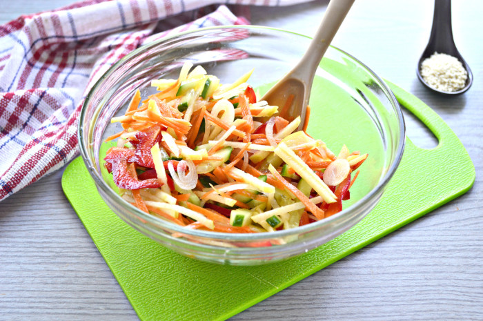Витаминный салат с кунжутом и огурцом