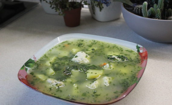 Сливочный суп со шпинатом и куриными фрикадельками