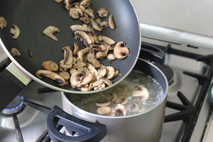 Чешский грибной суп с картофелем и зажаркой