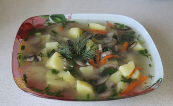 Чешский грибной суп с картофелем и зажаркой