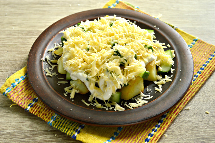 Теплый картофельный салат с огурцами, сыром и зеленым горошком