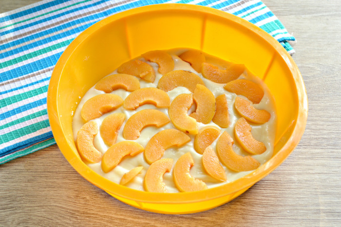 Быстрый пирог на кефире с абрикосами
