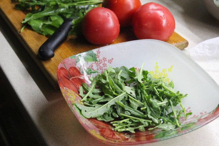 Вкусный салат с рукколой и помидорами