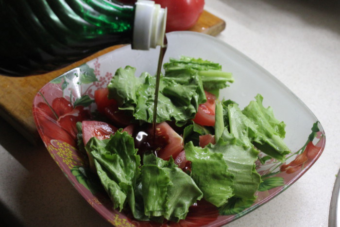 Салат с рукколой, помидорами, листьями салата и щавелем заправленный тыквенным маслом