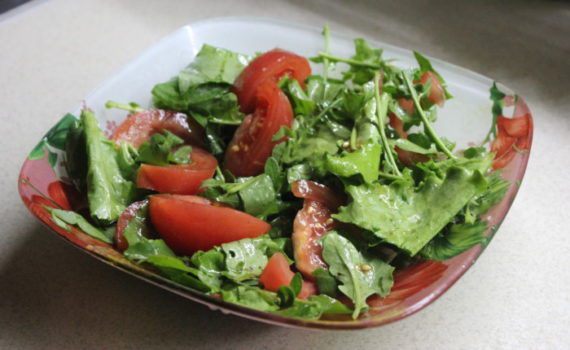 Салат с рукколой, помидорами, листьями салата и щавелем заправленный тыквенным маслом