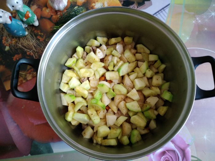 Овощное рагу с кабачками, курицей и картошкой