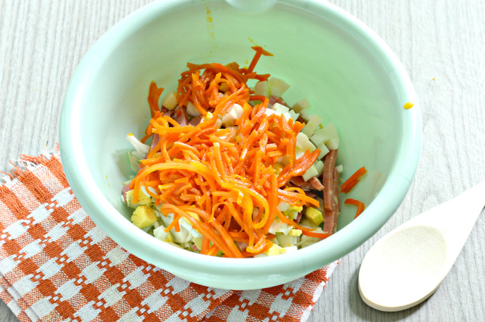 Салат с корейской морковью, колбасой и сухариками - вкусный майонезный салат