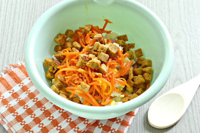 Салат с корейской морковью, колбасой и сухариками - вкусный майонезный салат