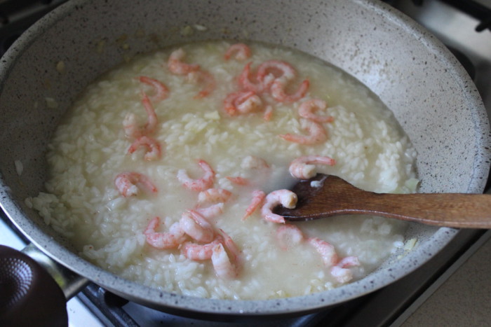 Сливочный рис с креветками, чесноком и перцем чили