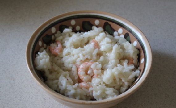 Сливочный рис с креветками, чесноком и перцем чили