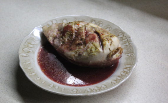 Куриная грудинка в соусе из красной смородины и вишни