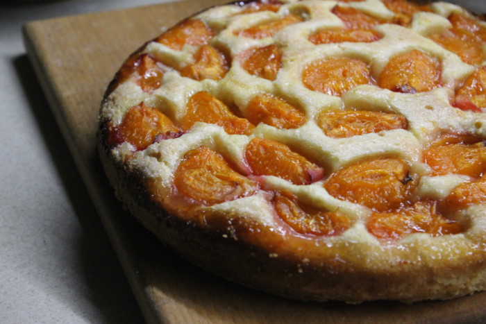 Открытый пирог с абрикосами и карамельной корочкой - очень вкусный