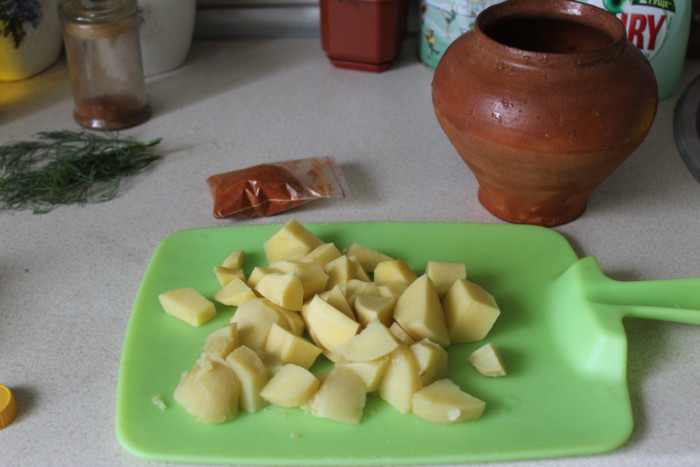 Картошка с колбасой в горшочке - запеченный картофель по-охотничьи