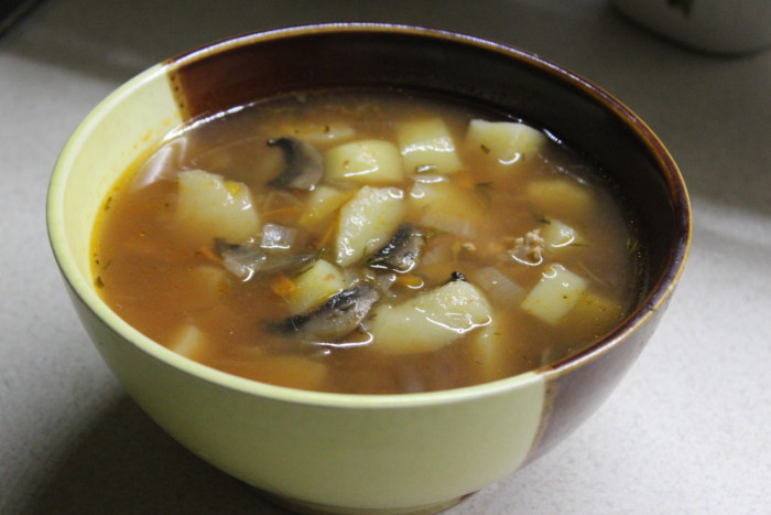 Томатный суп с чечевицей и грибами