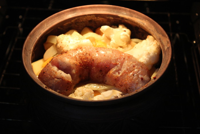 Молодая картошка запеченная в духовке с колбаской и овощами - жаркое в горшочке