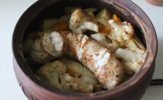 Молодая картошка запеченная в духовке с колбаской и овощами - жаркое в горшочке