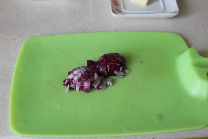 Свекольный салат из запеченной свеклы с черносливом