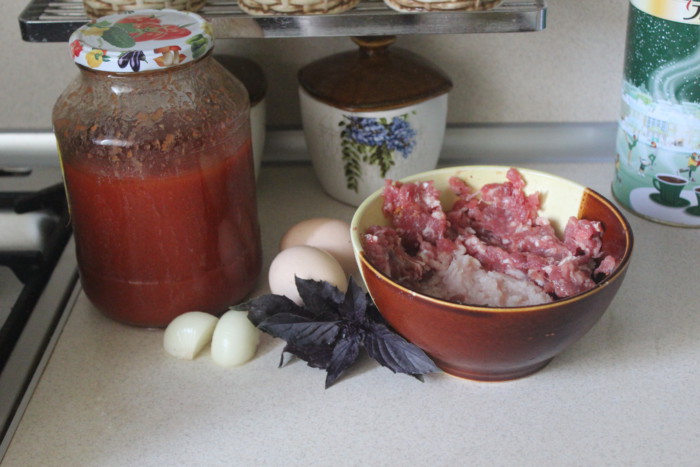 Мясные шарики митболы в томатном соусе на сковороде