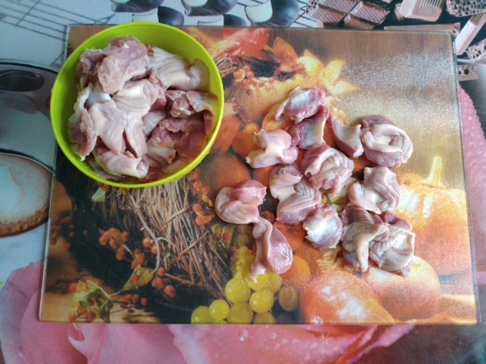 Тушеные куриные желудки на сковороде