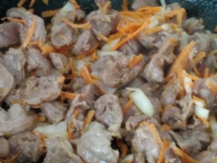 Куриные желудки тушеные на сковороде с луком и морковью