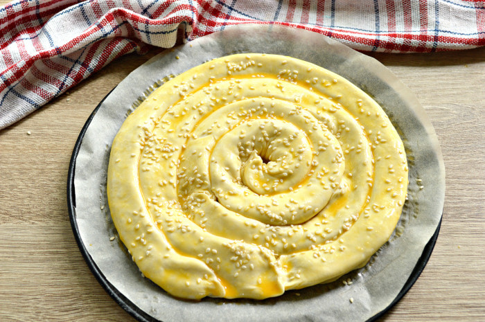 Слоеный пирог с сыром и колбасой Улитка