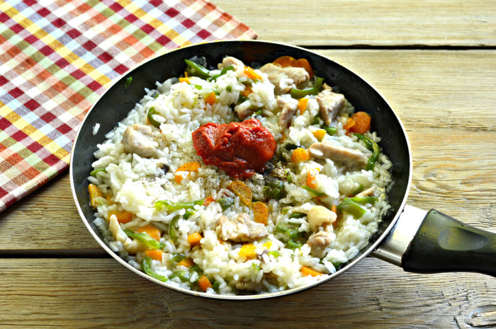 Рис с курицей и овощами на сковороде