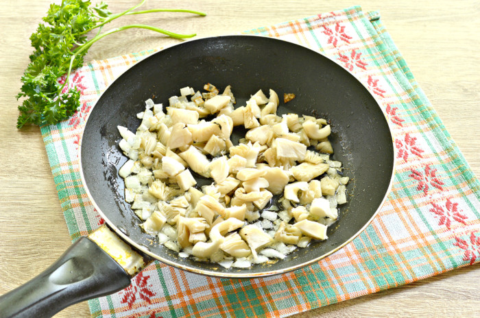 Картошка с грибами со сметаной на сковороде