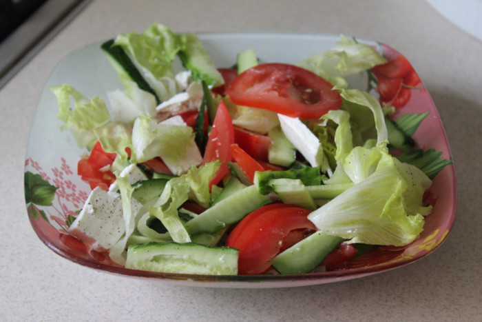 Салат с фетой и помидорами, огурцами и листьями салата