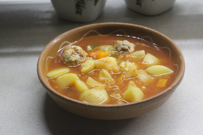 Томатный суп из чечевицы с картофелем и фрикадельками