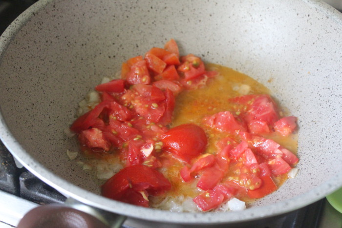 Итальянская паста с помидорами и рыбой