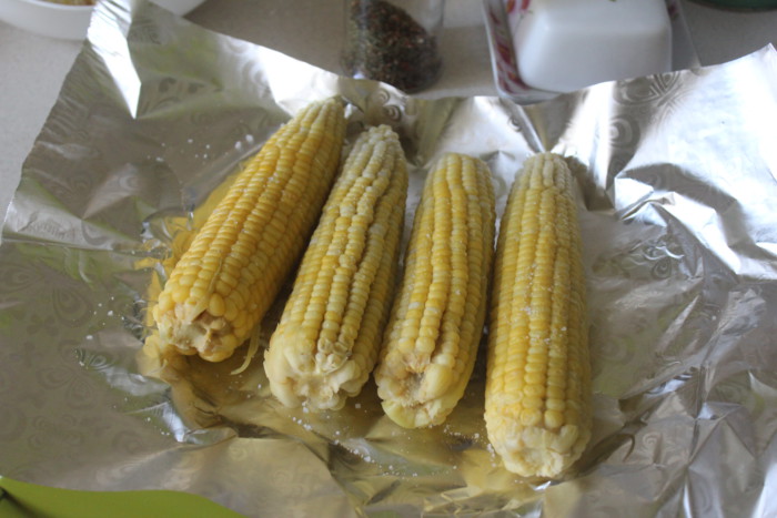 Молодая кукуруза в духовке в фольге с маслом и специями