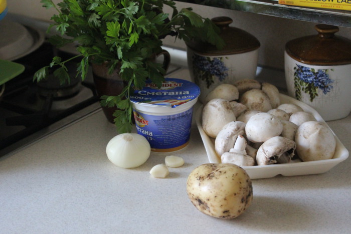 Картошка с грибами в сметане на сковороде