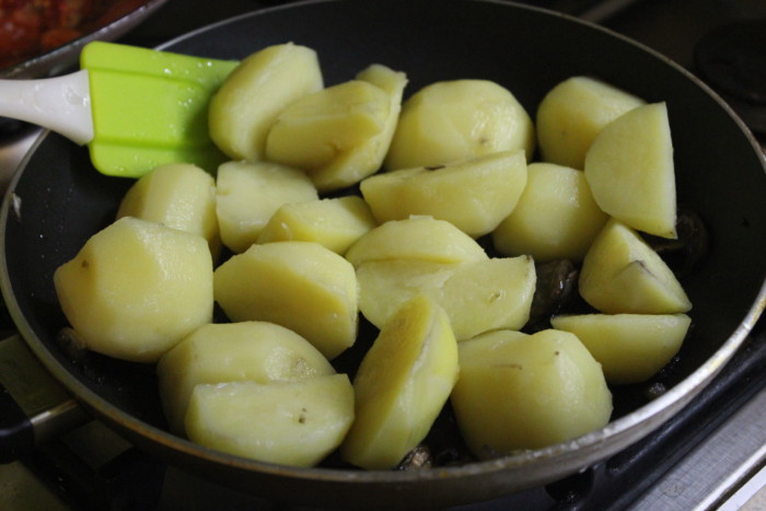 Картофель с грибами со сметаной и чесноком