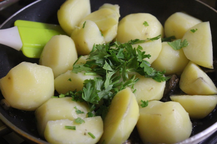 Картошка с грибами в сметане на сковороде