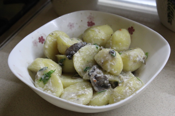 Молодой картофель с грибами, чесноком и сметаной на сковороде
