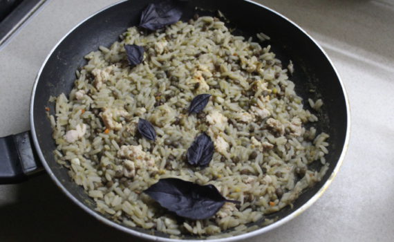 Куриный плов с чечевицей и рисом на сковороде