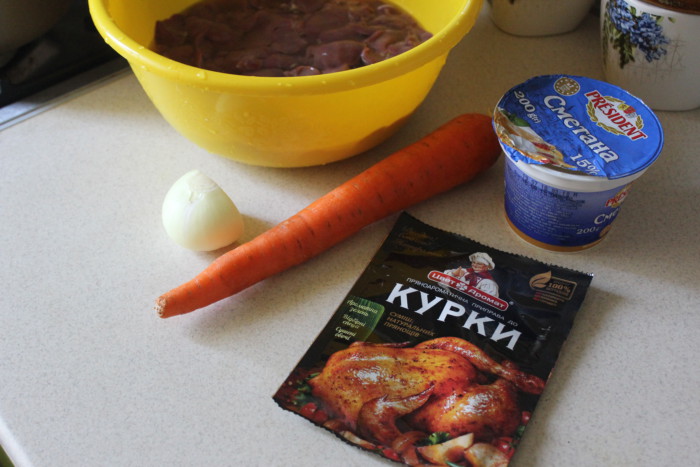 Запеченная куриная печень в сметане, с морковью и луком