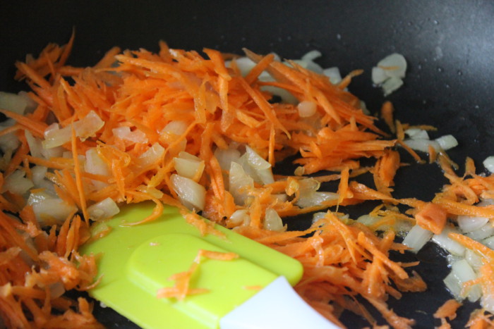 Куриная печень по-царски - запеченная в духовке со сметаной, луком и морковью