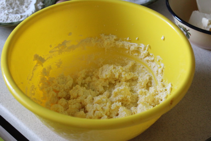 Открытый песочный пирог с грушами, заварным кремом и суфле в духовке