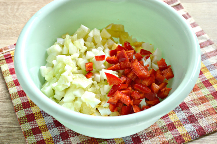 Картофельный салат с корейской морковью и колбасой, яйцами и болгарским перцем