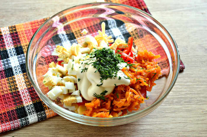 Салат с черри, сыром, яйцом и корейской морковкой - простой и вкусный
