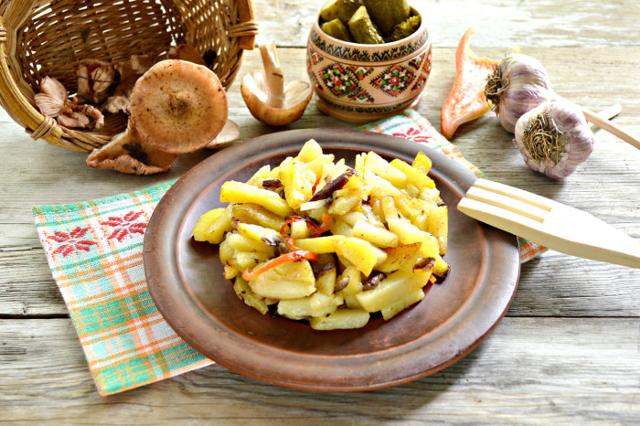 Жареная картошка с опятами на сковороде