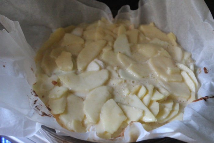 Итальянский пирог с яблоками и имбирем на молоке - быстрый, простой и вкусный