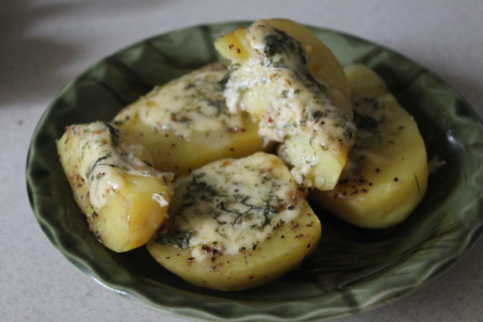 Печеная картошка с сыром в духовке - праздничный гарнир из картофеля